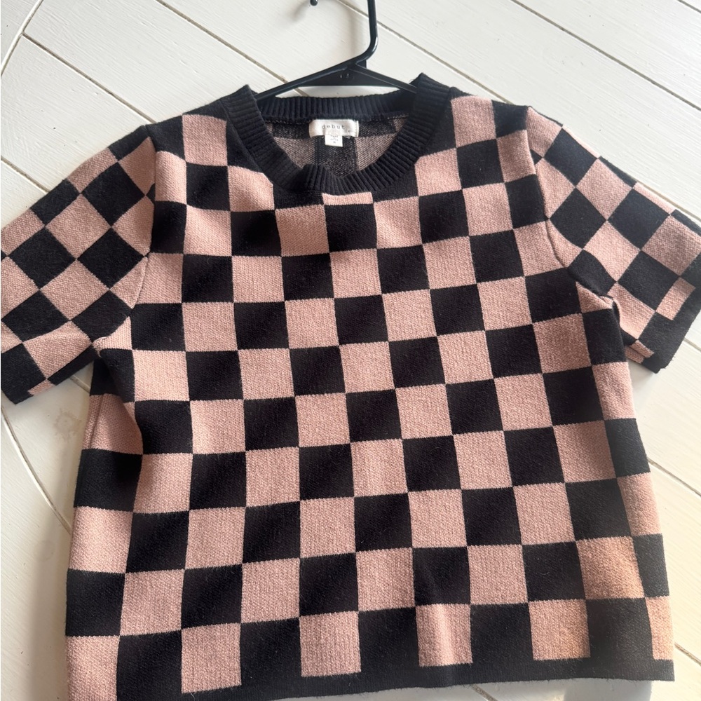 Debut Black and tan, short sleeve sweater. -NEW- 
Size small
Colorblock,